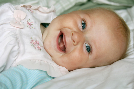 超级快乐 4 个月大女婴微笑