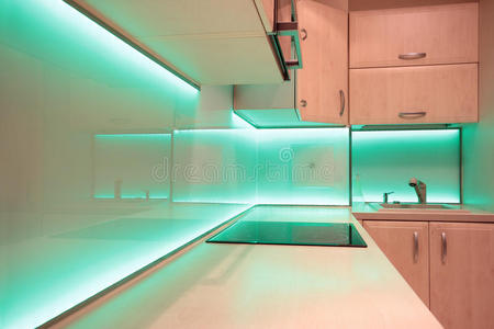 带绿色led照明的现代豪华厨房