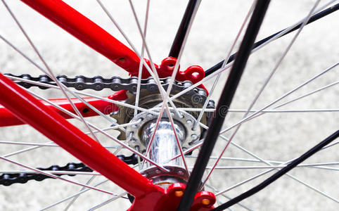 红色自行车和后轮