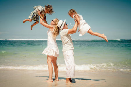 快乐的一家人在海滩上玩耍