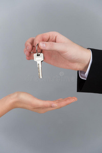 男人手拿着钥匙递给女人。