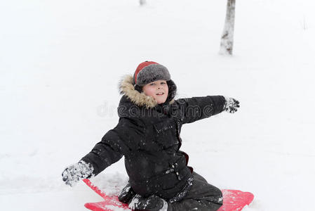 冬天玩雪的小男孩