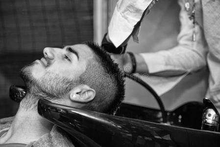 发型师理发师为顾客洗头