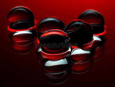 水里的红色水晶球抽象背景