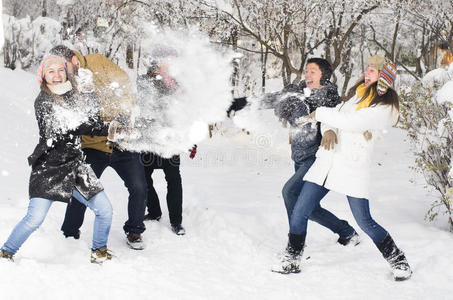 在雪地里玩耍