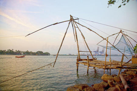印度科钦日落时的传统中国渔网。