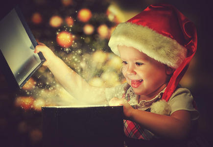 圣诞奇迹，魔法礼盒和女婴