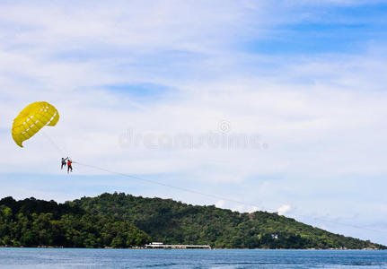 人们在普吉岛玩滑翔伞