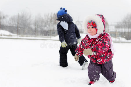 孩子们在雪地上玩耍