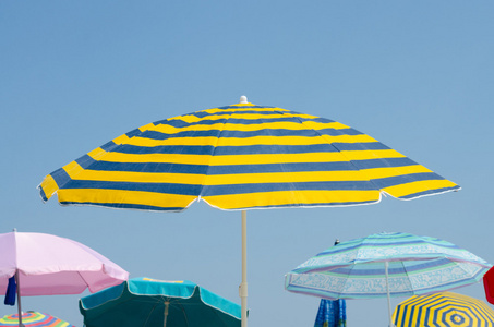 阳光明媚的夏日, 海滩上的遮阳伞