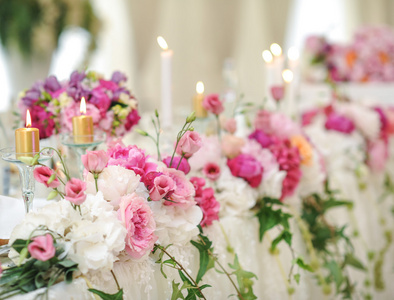 餐桌上的婚礼装饰。花卉安排和装饰。豪华婚礼活动中的粉红色和白色花朵的安排