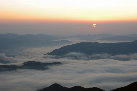 令人惊异的山地景观与浓雾。喀尔巴阡山