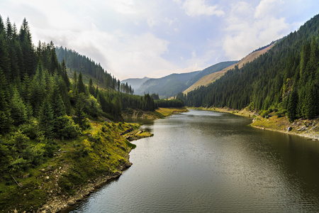 与罗马尼亚山区的 petrimanu 湖景观