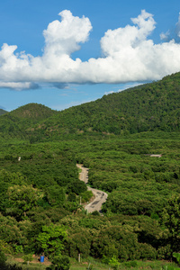 蓝色的天空和山风景