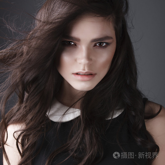长头发的漂亮黑发女孩