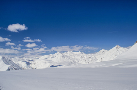 蓝天与雪山