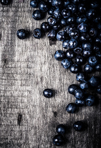 蓝莓手动收集散落在旧木板