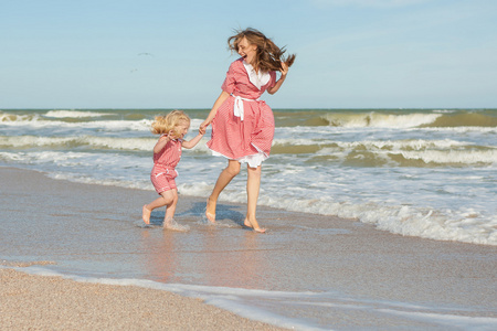 母亲和她的女儿在海滩上玩