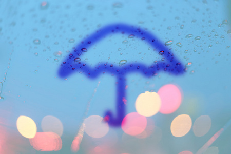 雨滴和伞写在窗口与光散景下, 雨天