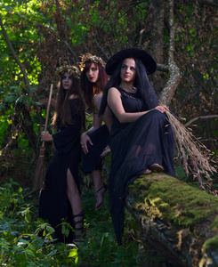 在黑暗的森林中的女巫