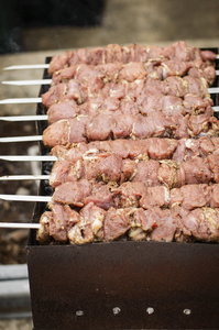 新鲜的肉在户外烧烤炉烧烤图片