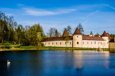 在较低的奥地利城堡 Waldreichs 湖