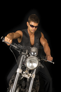 骑摩托车的男人黑背心墨镜