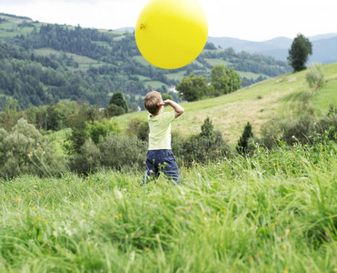 小男孩在玩一个大气球