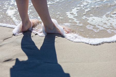 走到海边的女人脚的特写
