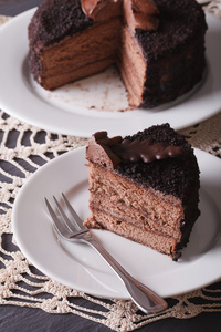 一块片黑巧克力蛋糕特写。垂直