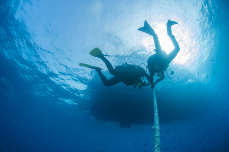 潜水员水下解压缩在一根绳子上
