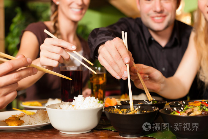 年轻人在泰国餐厅吃饭