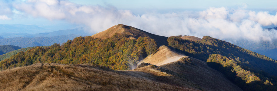 在山中的秋天全景