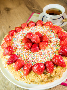 蜂蜜蛋糕草莓顶部和茶