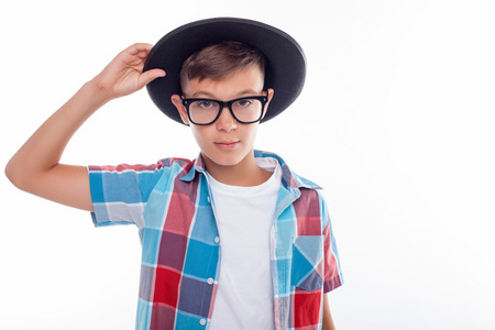 开朗的男性少年与眼镜和帽子图片