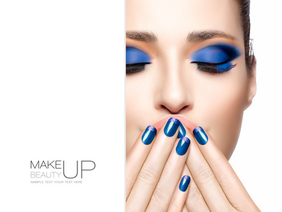美容和化妆的概念。蓝色时尚化妆