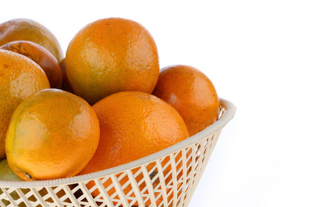 橙色水果在篮子里，在白色背景上孤立