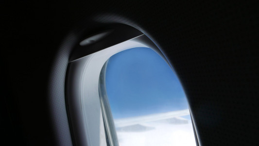 飞机窗口与蓝天