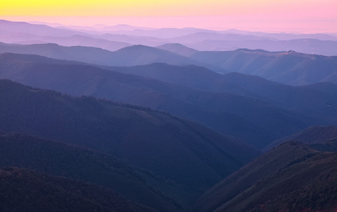 在夕阳的阴霾的山峰