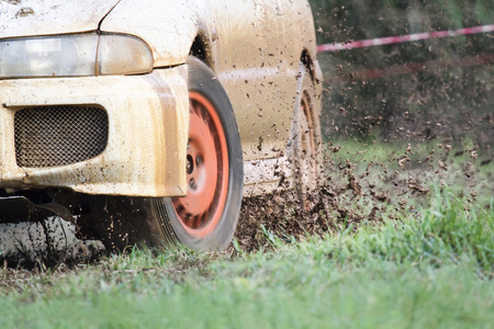 拉力赛车在泥泞的路上