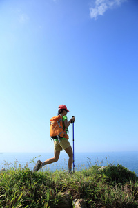 女性的徒步旅行者山峰