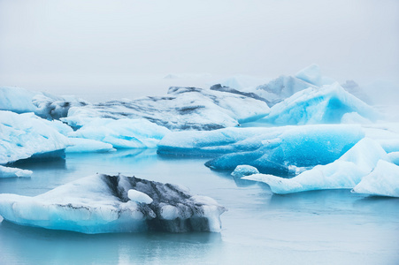 美丽的蓝色冰山在 Jokulsarlon 冰川泻湖，冰岛