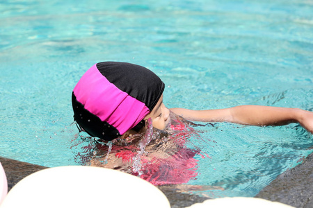 亚洲宝贝女孩在游泳池里玩