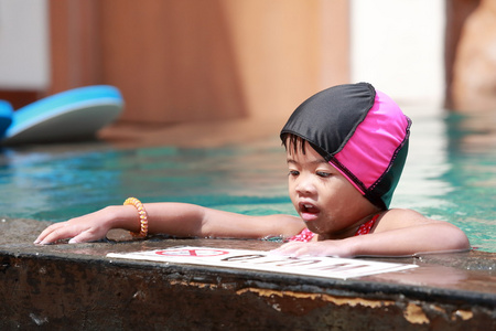 亚洲宝贝女孩在游泳池里玩