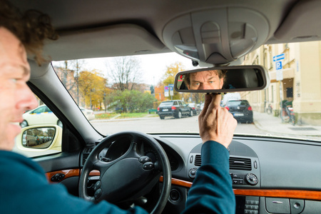 出租车司机看驾驶镜子里图片