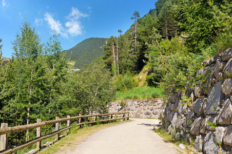 在山里行走步道的旅游