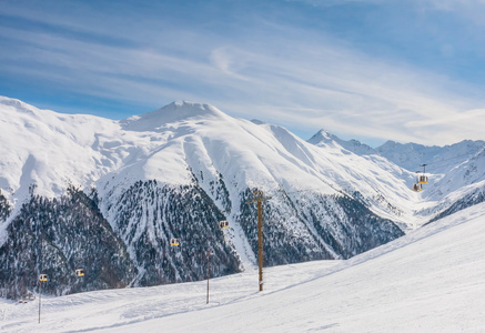 在阿尔卑斯山滑雪胜地的视图。意大利利维尼奥