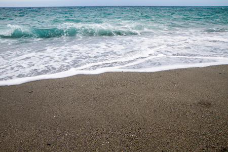 夏天与美丽的海滩在卡拉布里亚和海浪