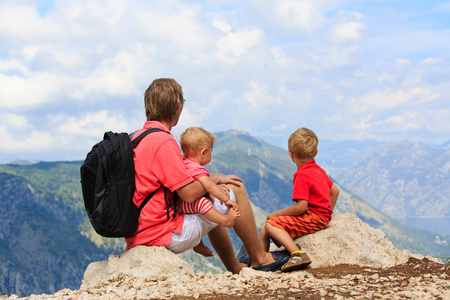 父亲和孩子们在假期看山