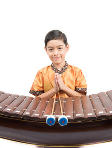小男孩学习泰国古典木琴仪器